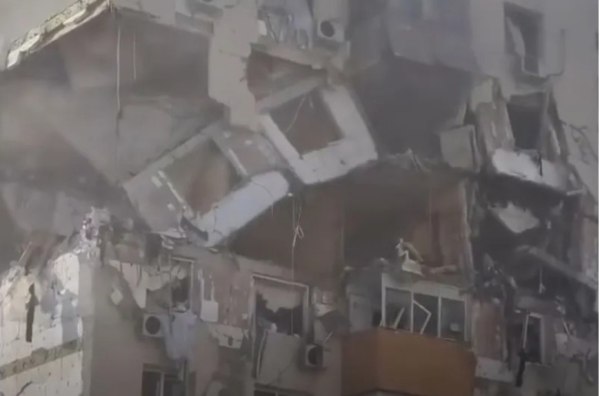 Βουκουρέστι: Δύο νεκροί και 12 τραυματίες από έκρηξη σε πολυκατοικία – Κατέρρευσαν όροφοι