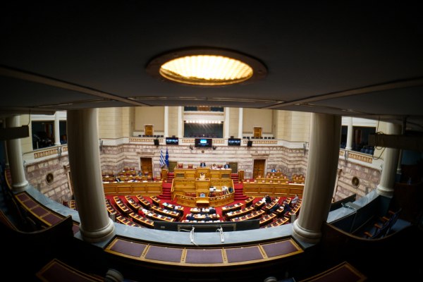 Λιποθύμησε βουλευτής στη Βουλή – Προσωρινή αναστάτωση