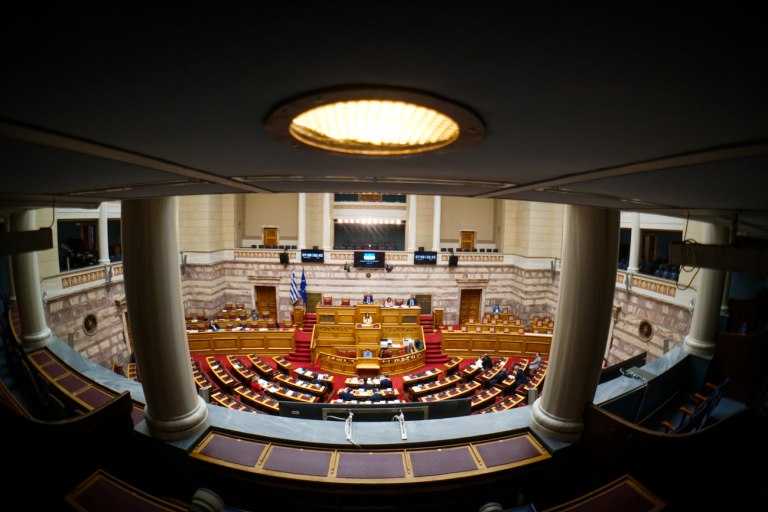 Λιποθύμησε βουλευτής στη Βουλή – Προσωρινή αναστάτωση