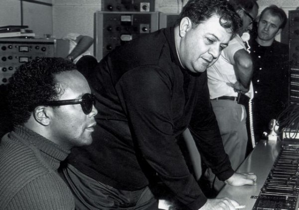 ΥΠΠΟ: Αφιερωματικό έτος στον Μάνο Χατζιδάκι, το 2026