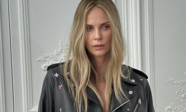 Η Σαρλίζ Θερόν στην πιο στιλάτη, κομψή και σέξι εμφάνισή της στο show του Dior