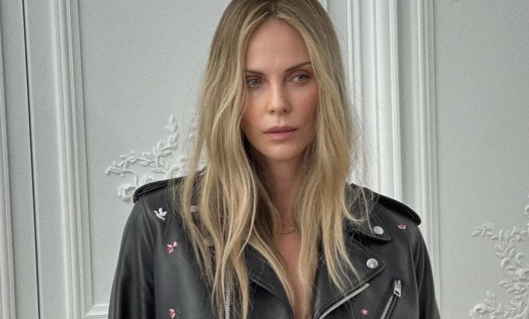 Η Σαρλίζ Θερόν στην πιο στιλάτη, κομψή και σέξι εμφάνισή της στο show του Dior