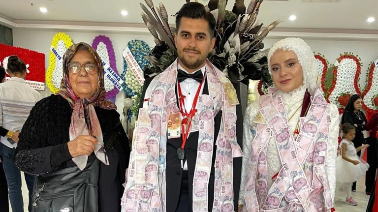 Γάμος της χρονιάς: Τα δώρα γιαγιάς στον εγγονό της που άφησαν άφωνους τους καλεσμένους