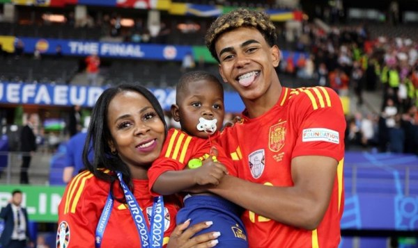 Η μητέρα του Γιαμάλ διοργανώνει χριστουγεννιάτικο γκαλά και χρεώνει την «είσοδο» 800 ευρώ! (pic)