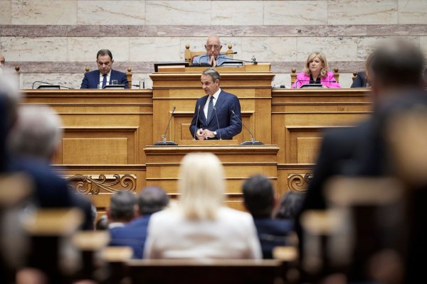 Μητσοτάκης: Μιλούσε στη Βουλή αλλά κοιτούσε τη δυσαρέσκεια στη «γαλάζια» βάση και την κριτική Καραμανλή-Σαμαρά