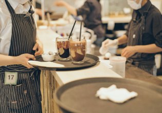 The café economy: Πώς η Ελλάδα μετασχηματίζεται σε «Οικονομία των Καφετεριών» – Αποκαλυπτική μελέτη για το LSE