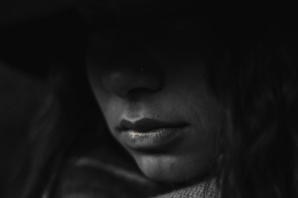 «Ήταν αιμόφυρτη, τρυπημένη σε όλο το πρόσωπο με πιρούνι»: Σοκάρουν οι μαρτυρίες για την κακοποίηση εγκύου από τον σύζυγό της