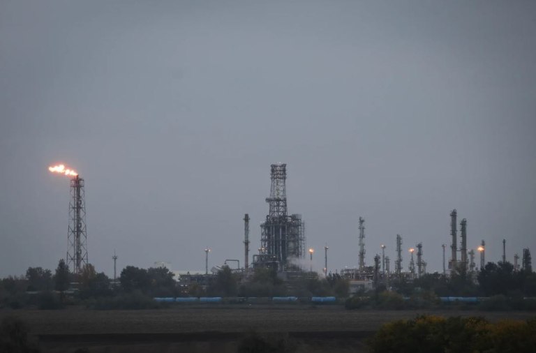 «Μυστηριώδεις εκρήξεις» σε Ρουμανία και Ουγγαρία σε διυλιστήρια ρωσικού πετρελαίου – Επίθεση και στη Ρωσία