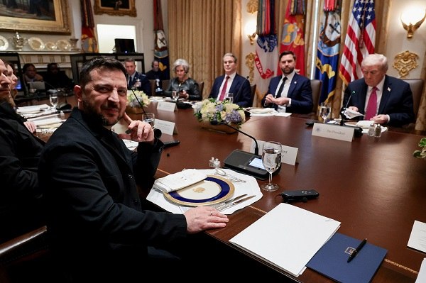 Ουκρανία: Ο Ζελένσκι θεωρεί «επιτυχημένη» τη γεμάτη «βωμολοχίες» συνάντησή του με τον Τραμπ