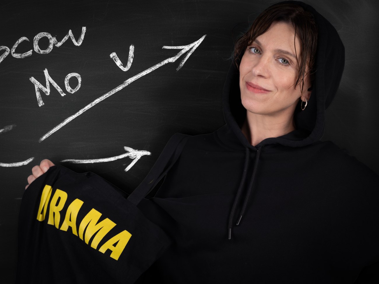 Η Ζωή Χατζηαντωνίου μάς μιλά για την επιστροφή της «Μέρας της φούστας» – Όταν το θέατρο λειτουργεί ως τόπος σύγκρουσης και αμφισβήτησης