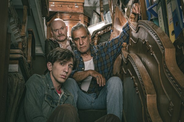 Αμερικάνικος Βούβαλος: Ο Γιάννης Μπέζος σκηνοθετεί το εμβληματικό έργο του David Mamet, στο θέατρο Σημείο