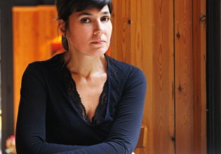 H Έλενα Πέγκα μας ξεναγεί σε ένα σύμπαν «παράφορου κεραυνοβόλου έρωτα» και μας συστήνει τους «Ερωτευμένους»