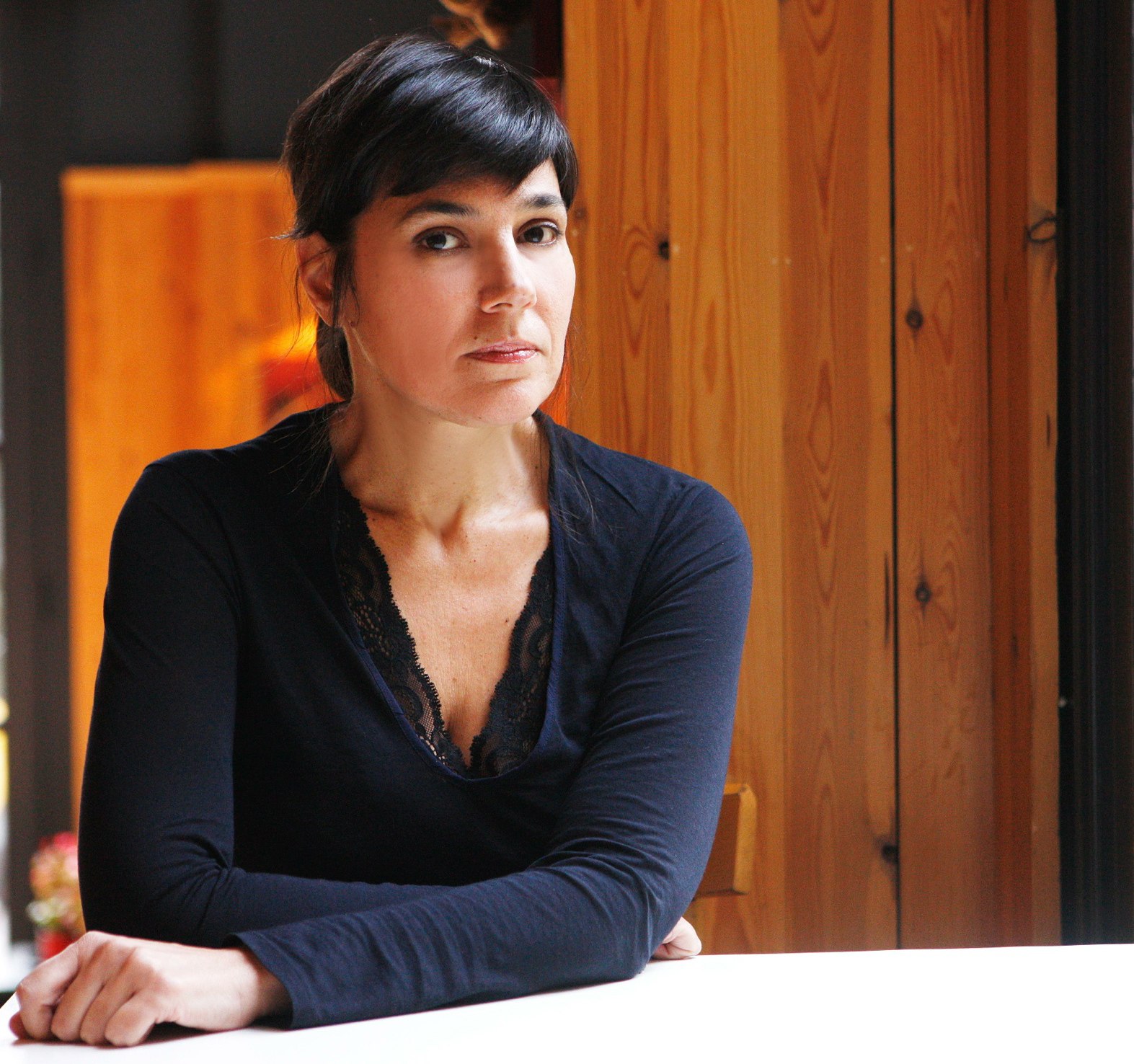 H Έλενα Πέγκα μας ξεναγεί σε ένα σύμπαν «παράφορου κεραυνοβόλου έρωτα» και μας συστήνει τους «Ερωτευμένους»