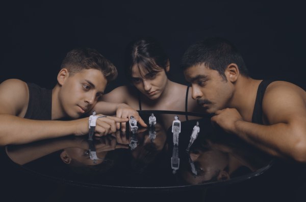 «Καιρός να την πουλεύουμε»: Μια διαφορετική κωμωδία στο θέατρο Art 63