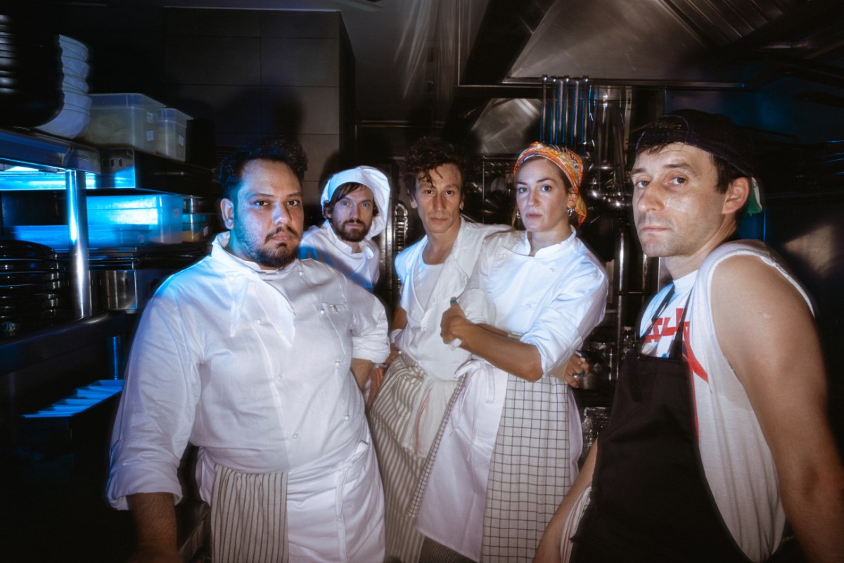 «Κάτι ψήνεται» στο θέατρο Κιβωτός, σε σκηνοθεσία Γιώργου Κουτλή