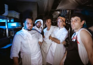 «Κάτι ψήνεται» στο θέατρο Κιβωτός, σε σκηνοθεσία Γιώργου Κουτλή