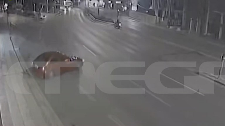 Τροχαίο στην Κηφισίας: Αυτοκίνητο «καρφώνεται» σε βιτρίνα των ΕΛΤΑ – Online προειδοποιήσεις για μπλόκα