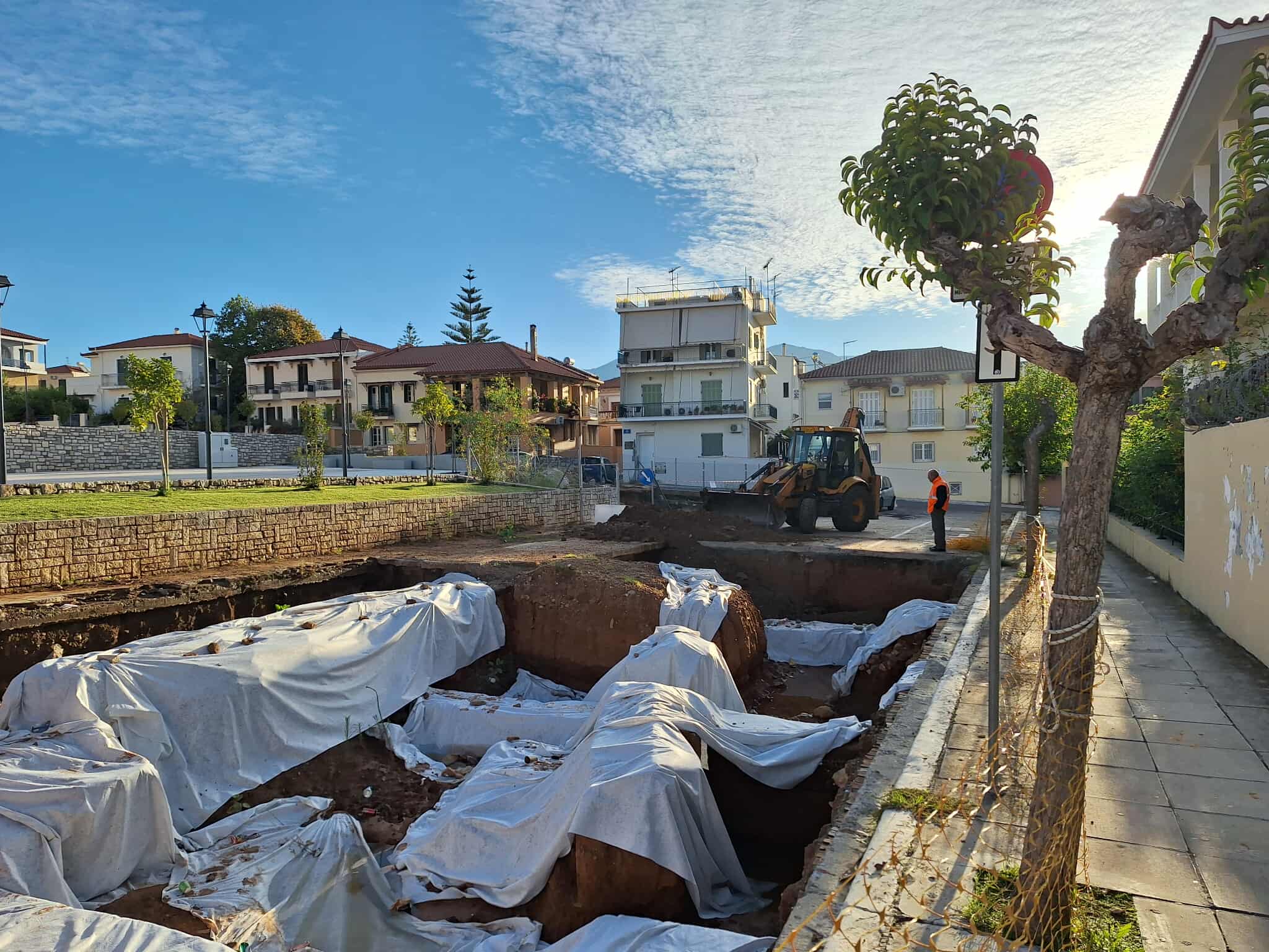 Εργασίες κατάχωσης των καταλοίπων επί της οδού Χρυσοστόμου Θέμελη στο δήμο Καλαμάτας