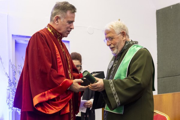 Επίτιμος Διδάκτορας του Τμήματος Βιοϊατρικών Επιστημών του ΔΙ.ΠΑ.Ε., ο Δρ. Γεώργιος Β. Αποστολόπουλος