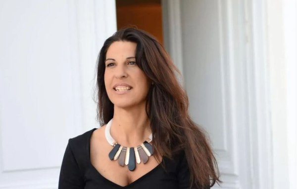 Μαρκ Ζούκερμπεργκ: Η αδελφή του, Ράντι, έρχεται στη Σαντορίνη – Ποιος ο λόγος της επίσκεψης της