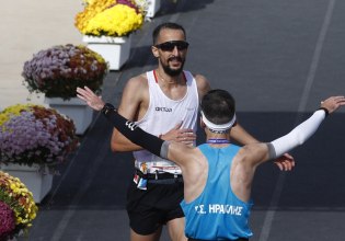 Η υπέροχη έκπληξη στον Μπάμπη Πιτσώλη στον τερματισμό του Μαραθωνίου της Αθήνας