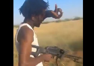 Φρικιαστικό βίντεο από το Σουδάν: Μαχητής των RSF δολοφονεί άμαχο χαμογελώντας στην κάμερα