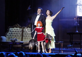 Η Annie ανέβηκε στη σκηνή του Παλλάς: Ένα μιούζικαλ που σε καλεί να ξαναγίνεις παιδί, να γελάσεις και να συγκινηθείς