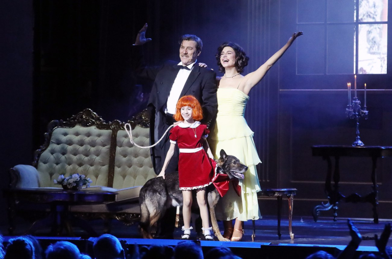 Η Annie ανέβηκε στη σκηνή του Παλλάς: Ένα μιούζικαλ που σε καλεί να ξαναγίνεις παιδί, να γελάσεις και να συγκινηθείς