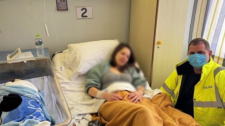 Μεσσηνία: Ετοιμόγεννη εγκλωβίστηκε από την κακοκαιρία – Αστυνομικός τη μετέφερε στο νοσοκομείο