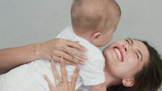 Η Χέιλι Μπίμπερ μιλά για την γονεϊκότητα – «Δεν ντρέπομαι να παραδεχτώ ότι έχω βοήθεια»