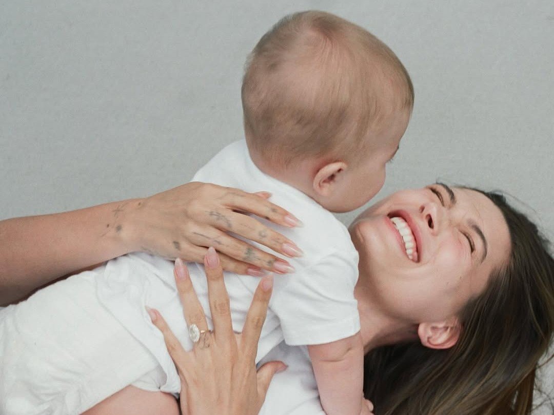 Η Χέιλι Μπίμπερ μιλά για την γονεϊκότητα – «Δεν ντρέπομαι να παραδεχτώ ότι έχω βοήθεια»