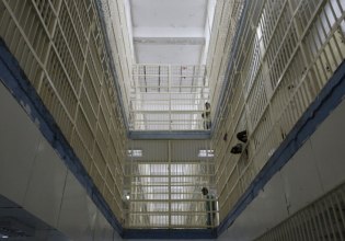 Θεσσαλονίκη: Στη φυλακή 51χρονος που βίαζε τη φίλη της κόρης του