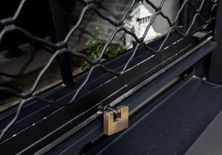 Νέα «λουκέτα» από τον δήμο Αθηναίων για τραπεζοκαθίσματα – Σφραγίζονται 13 καταστήματα για έως και δέκα ημέρες