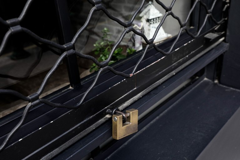 Νέα «λουκέτα» από τον δήμο Αθηναίων για τραπεζοκαθίσματα - Σφραγίζονται 13 καταστήματα για έως και δέκα ημέρες