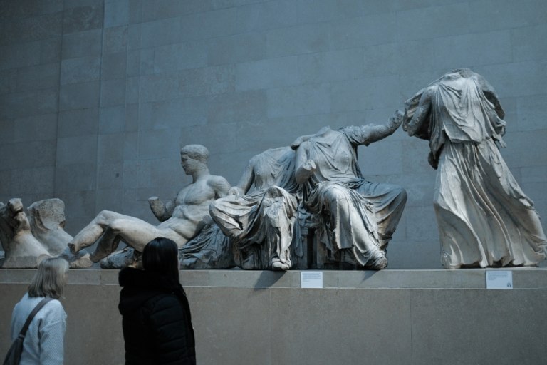 Γλυπτά: «Προσφέρονται» να μας… δανείσουν το 20% από τον διάκοσμο του Παρθενώνα