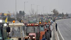 Αγρότες: Στον κόμβο της Νίκαιας το πρώτο μπλόκο – «Θέλουμε να ζούμε από τη δουλειά μας»