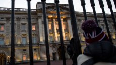 Δεν είναι μαγεία, είναι A.I.: Έξαλλοι τουρίστες με την ανύπαρκτη χριστουγεννιάτικη αγορά στο παλάτι του Μπάκιγχαμ