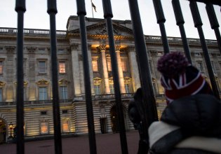 Δεν είναι μαγεία, είναι A.I.: Έξαλλοι τουρίστες με την ανύπαρκτη χριστουγεννιάτικη αγορά στο παλάτι του Μπάκιγχαμ