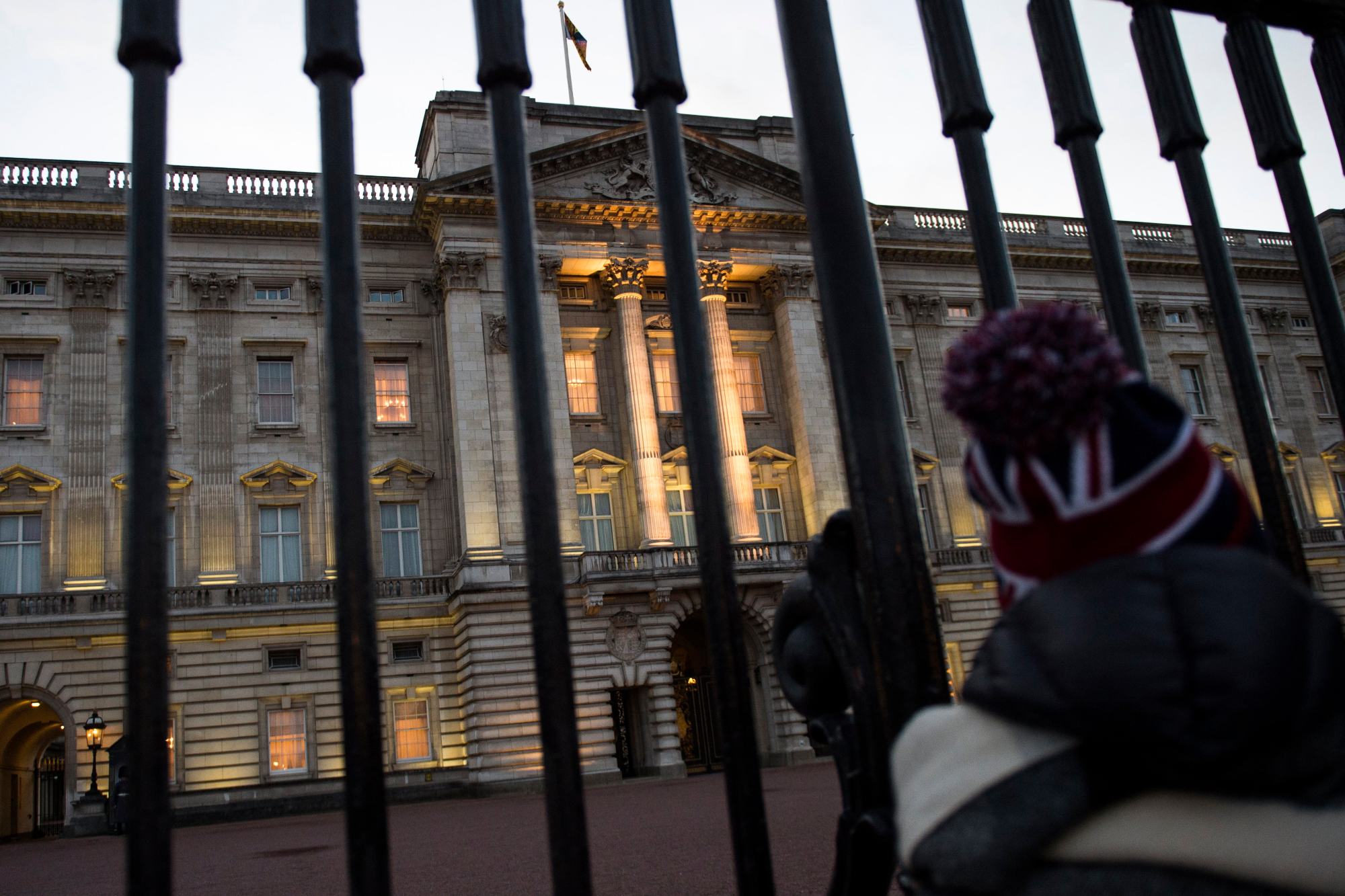 Δεν είναι μαγεία, είναι A.I.: Έξαλλοι τουρίστες με την ανύπαρκτη χριστουγεννιάτικη αγορά στο παλάτι του Μπάκιγχαμ