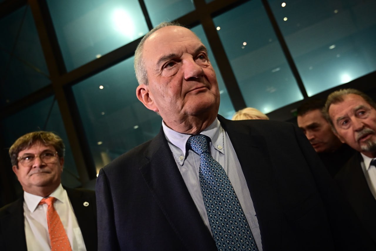 Καρφιά Καραμανλή για τη μονοδιάστατη εξωτερική πολιτική της κυβέρνησης Μητσοτάκη