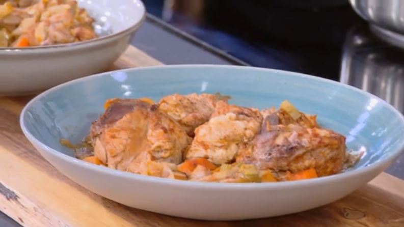 Συνταγή: Κοτόπουλο με λάχανο, πράσο και ντομάτα