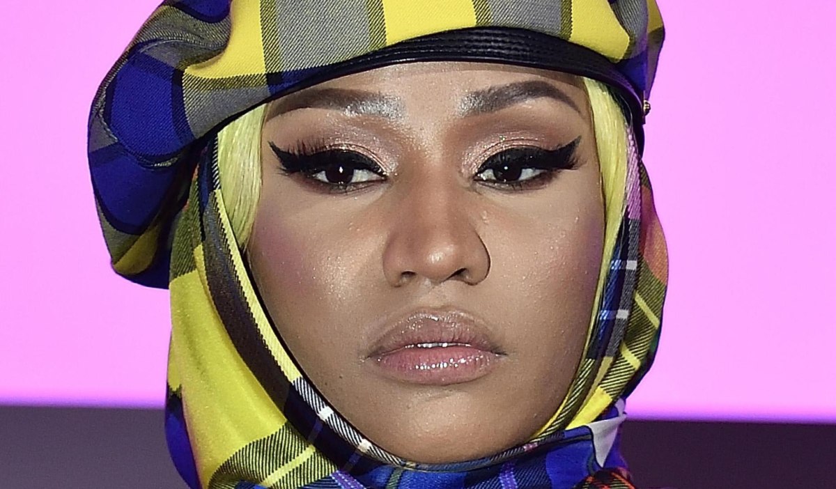 Η Νίκι Μινάζ «φλερτάρει» με τον Τραμπ και οι ΛΟΑΤΚΙ+ θαυμαστές της αντιδρούν