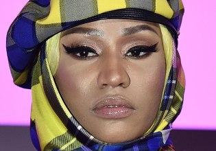 Η Νίκι Μινάζ «φλερτάρει» με τον Τραμπ και οι ΛΟΑΤΚΙ+ θαυμαστές της αντιδρούν