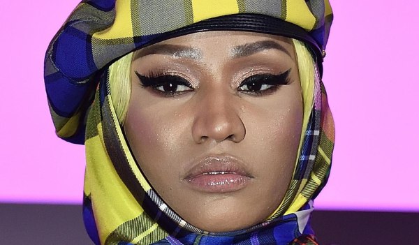 Η Νίκι Μινάζ «φλερτάρει» με τον Τραμπ και οι ΛΟΑΤΚΙ+ θαυμαστές της αντιδρούν