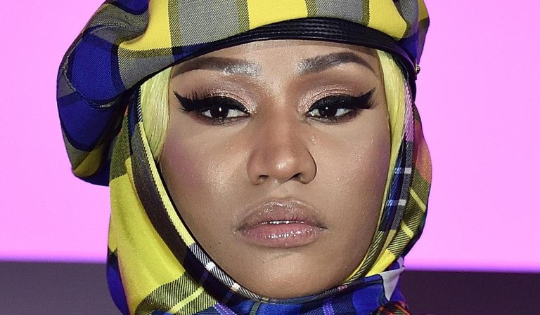 Η Νίκι Μινάζ «φλερτάρει» με τον Τραμπ και οι ΛΟΑΤΚΙ+ θαυμαστές της αντιδρούν