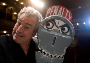 Η ζωή του Τέρι Τζόουνς – Το πορτρέτο ενός ιδιοφυή Monty Python και το θλιβερό τέλος του