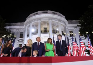 Λύθηκε το μυστήριο: Αυτό ψιθύρισε ο Μπάρον Τραμπ στον Τζο Μπάιντεν την ημέρα της ορκωμοσίας Τραμπ