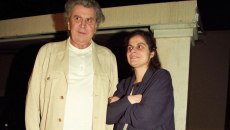 Μαργαρίτα Θεοδωράκη: «Ξυπνάω στις 4 για να φροντίσω τα 67 ζώα μου» – Μνήμες εξορίας, οικογένεια και ο «μπαμπάς» Μίκης