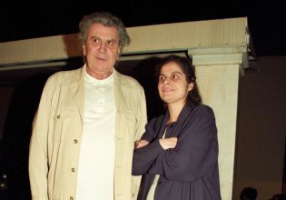 Μαργαρίτα Θεοδωράκη: «Ξυπνάω στις 4 για να φροντίσω τα 67 ζώα μου» – Μνήμες εξορίας, οικογένεια και ο «μπαμπάς» Μίκης