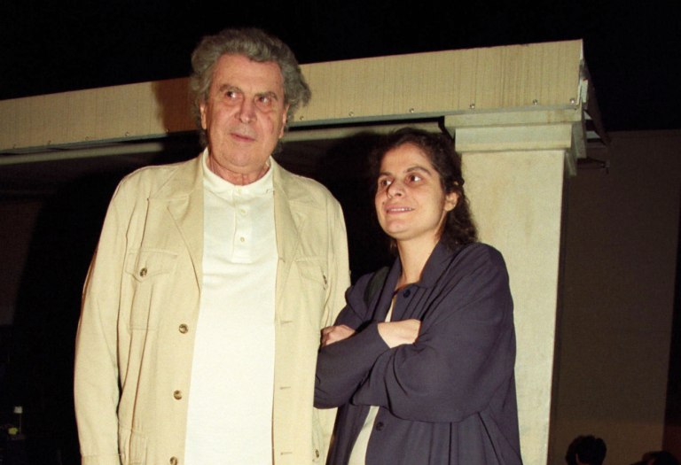 Μαργαρίτα Θεοδωράκη: «Ξυπνάω στις 4 για να φροντίσω τα 67 ζώα μου» – Μνήμες εξορίας, οικογένεια και ο «μπαμπάς» Μίκης